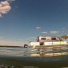 Schwimmender Reisemobil-Stellplatz aus der Froschperspektive