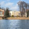 Blick vom See auf die Klinik_