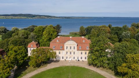 Blick auf das Schloss Kummerow und Kummerower See