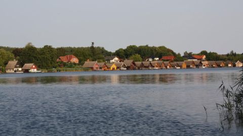 Bootshäuser am Ufer des Mirower Sees