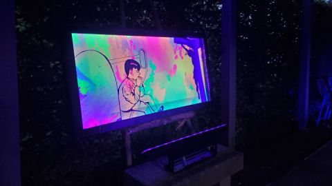 Neonfarbene Bilder beleuchtet mit Schwarzlicht und Lichtinstallation