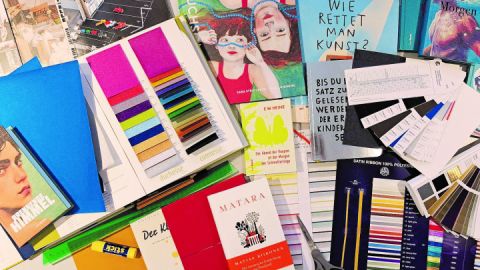 Materialmuster und Bücher, die S. Maiwind gestaltet hat