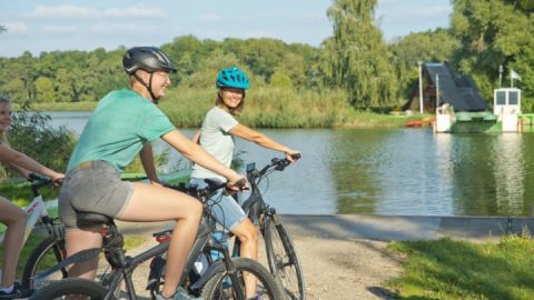 Familie in Teterow an der Burgwallinsel