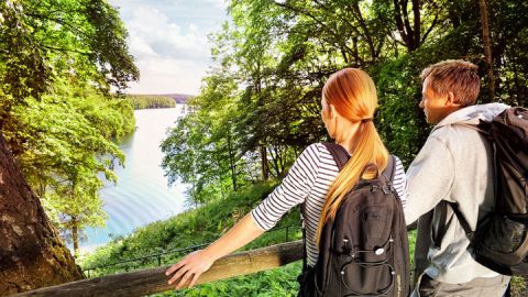 Wanderer bei Rast mit Ausblick, Feldberger Seenlandschaft