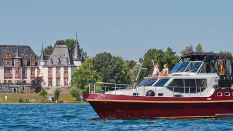 Hausboot auf der Müritz vor dem Schloss Klink