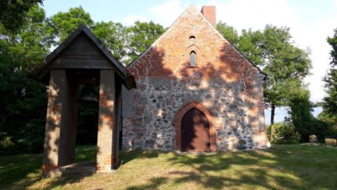 Blick auf die Kirche in Moltzahn