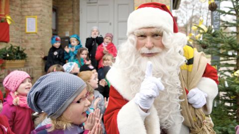Himmelpfort Weihnachtsmann mit Kindern vor Weihnachtspostfiliale