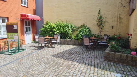 Innenhof mit Sitzgelegenheiten und E-Bike Ladestation