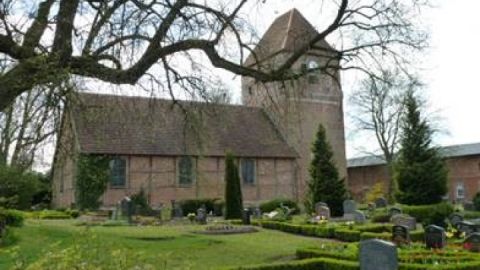 Jürgenstorf Kirche mit Friedhof