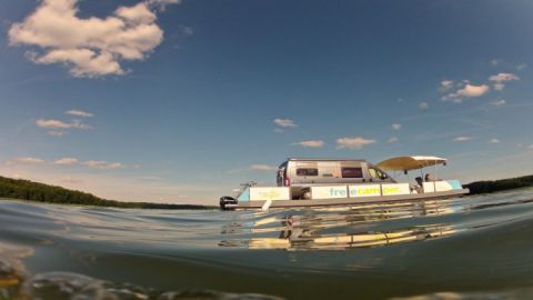 Schwimmender Reisemobil-Stellplatz aus der Froschperspektive