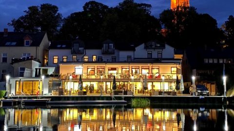 Der Blick auf das Haus in der Abenddämmerung