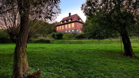 Das Hotel und Restaurant Alte Schule in Fürstenhagen mit Blick vom Dorfteich