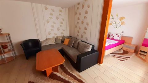 ein Zimmer ist ein kombinierter Wohn-/Schlafraum