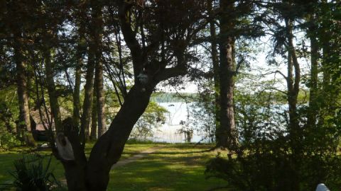 Die Sicht auf den See mit Bootshaus im Hintergrund