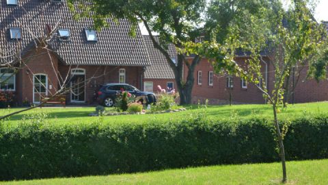 Gartenansicht mit beiden Häusern