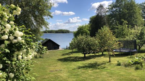 Der Blick von der Terrasse auf den See