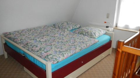 Das bequeme Doppelbett lädt zum Träumen ein. Bettwäsche und Handtücher sind selbstverständlich vorhanden. 
