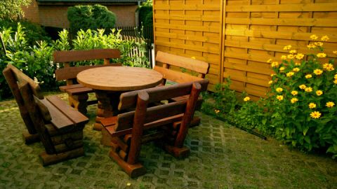 Die Grillecke befindet sich neben dem Ferienhaus