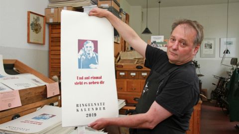 Hans-Hilmar Koch fertigt auf historischen Maschinen Druckgrafiken an