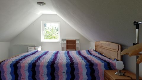 Das Schlafzimmer befindet sich im Dach