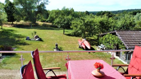 Aussicht vom Balkon zur Liegewiese mit Lagerfeuerplatz