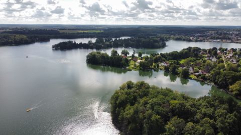 Das Anwesen liegt direkt am Feldberger Haussee