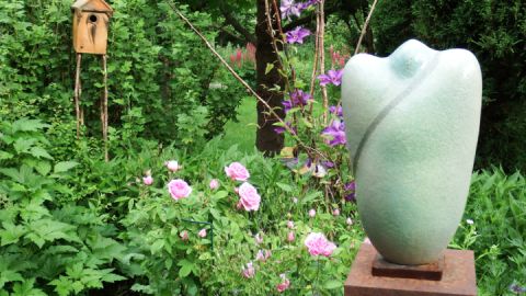 "Smaragdwächter" nennt die Künstlerin ihre formschöne Gartenskulpur. 