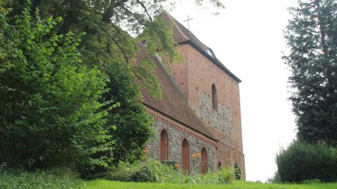 Die wehrhafte Kirche thront auf einem Hügel.