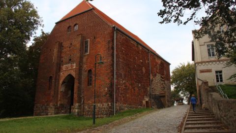 Die mittelalterliche Burg Wredenhagen ist einen Ausflug wert. Sie beherbergt Ausstellungen, ein Café und eine Heimatstube.