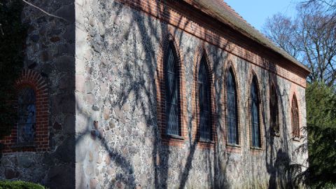 Kirchenschiff mit spitzbogigen Fenster n