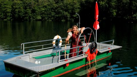 Mit der Fähre geht es zum Ufer des sagenumwobenen Hullerbusch