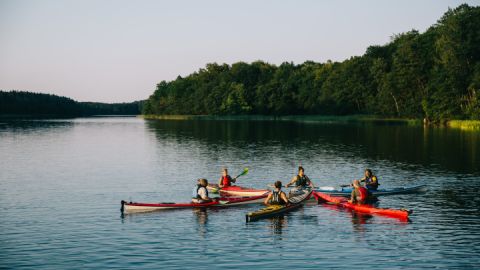 In kleinen Gruppen und tollem Ambiente: Kajakfahrten und gemeinsam lernen