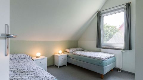 schlafzimmer-mit-2-einzelbetten-kornblume