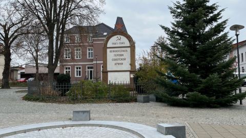Der Platz des Denkmals