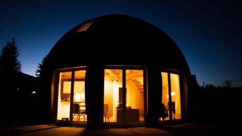 Ein Kugelhaus bei Nacht