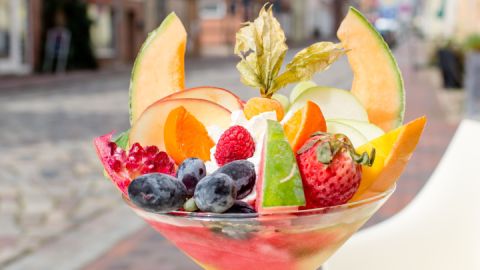 Leckerer Eisbecher mit frischem Obst