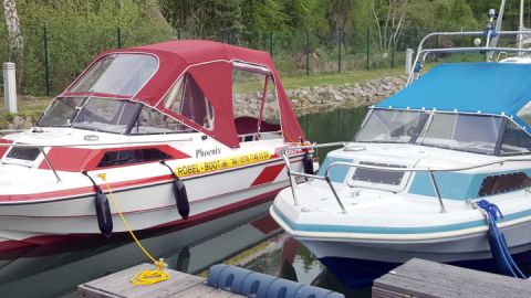 Motorboote im Bootshafen Röbel