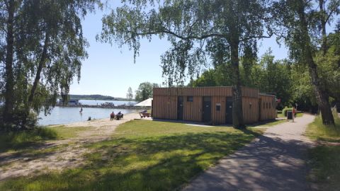 Bootshafen Röbel und Strand Westufer