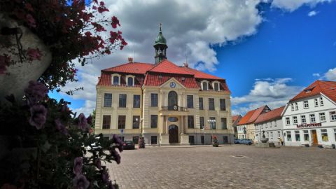 Blick vom Café auf das Rathaus