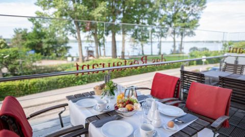 Frühstück auf der Terrasse mit Blick aufs Wasser - ein fantastischer Müritzblick