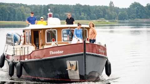 Modernes Boot im Retrolook, ideal für Gruppen von bis zu 12 Personen