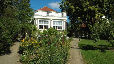 Blick vom Garten auf das Wohnhaus