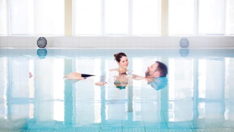 Bewegungstherapie im Schwimmbad