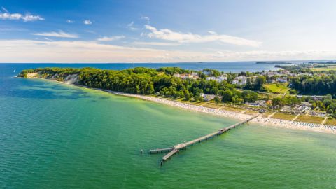 Beeindruckendes Panorama aus der Luft: das Ostseebad Göhren mit der Seebrücke am Nordstrand