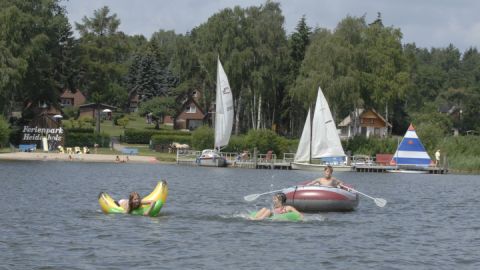 Badestrand mit Buddelsand und Spaß auf dem Wasser