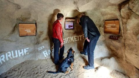 In der Ausstellungsstation "Bärenhöhle" wird die Winterruhe der Bären näher betrachtet