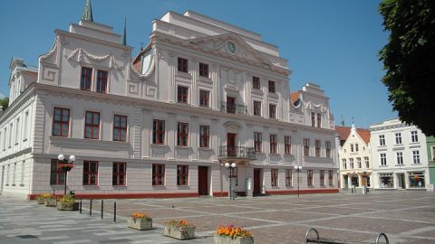 Das Güstrower Rathaus mit klassizistischer Fassade