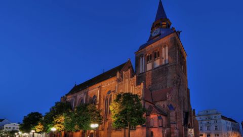 Außenansicht Pfarrkirche St. Marien bei Nacht