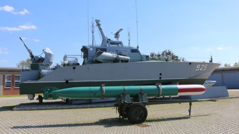 Kleines Torpedoschnellboot KTS-Libelle der Volkmarine 