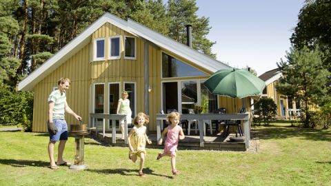 Skandinavische Ferienhäuser bis 12 Personen - mit Terrasse und Garten. 